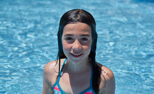 Aktivitäten am Pool, Kinder schwimmen und spielen im Wasser, fröhliche - CAVF84605