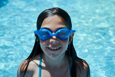 Mädchen mit Schwimmbrille im Schwimmbad - CAVF84606