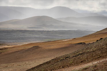 Blick auf die nebelverhangene Landschaft am Namafjall - CAVF84655