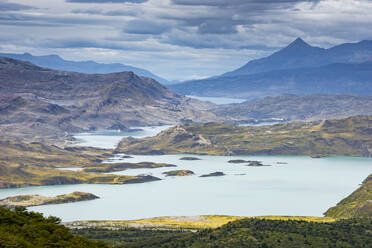 Idyllische Aussicht auf Seen und Berge im Torres del Paine National - CAVF84660