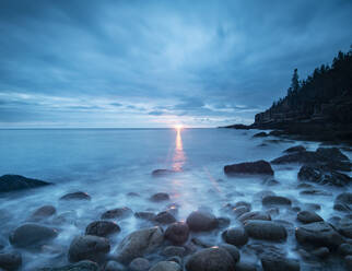 Boulder Beach Sonnenaufgang auf zerklüfteten Maine Acadia Nat'l Park - CAVF84697