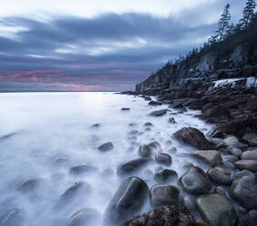 Boulder Beach Sonnenaufgang auf zerklüfteten Maine Acadia Nat'l Park - CAVF84704