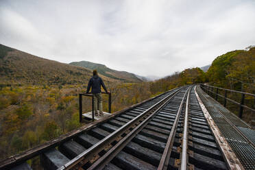 Verlassener Bahndamm hoch über dem herbstlichen Wald von Neuengland - CAVF84718