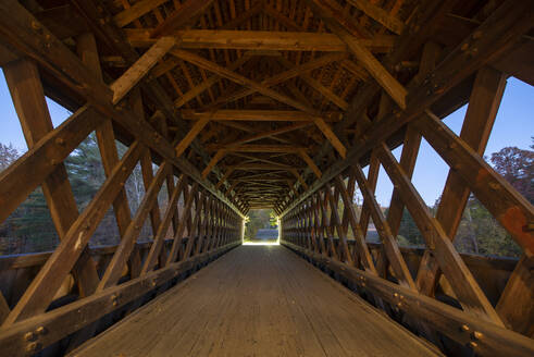 Alte überdachte Brücke in Neuengland Herbst - CAVF84719