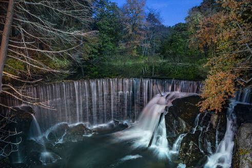 Manmade Falls bei Nacht Lichtmalerei - CAVF84727