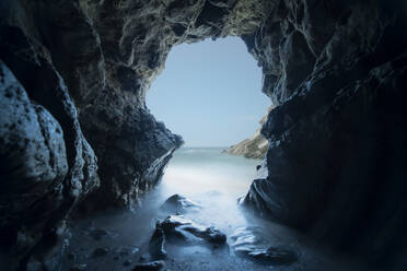 Die Wellen des Pazifiks brechen durch eine Meereshöhle im Leo Carillo State Park - CAVF84786