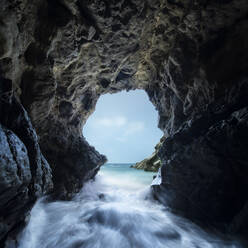 Die Wellen des Pazifiks brechen durch eine Meereshöhle im Leo Carillo State Park - CAVF84788