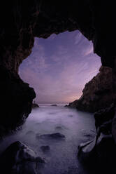 Die Wellen des Pazifiks brechen durch eine Meereshöhle im Leo Carillo State Park - CAVF84791