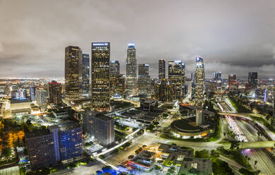 Nächtliche Luftaufnahmen über Downtown Los Angeles - CAVF84797