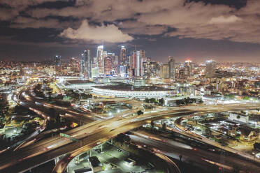 Nächtliche Luftaufnahmen über Downtown Los Angeles - CAVF84801