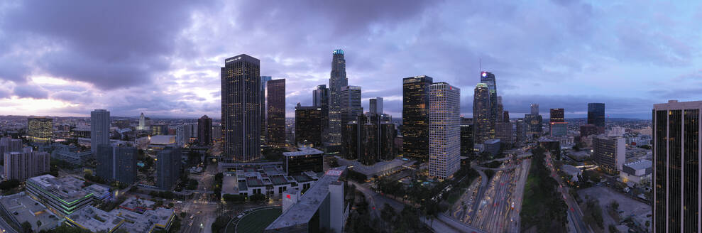 Luftaufnahme der Innenstadt von Los Angeles bei Sonnenaufgang - CAVF84802