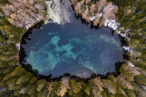 Luftaufnahme der blauen Süßwasserquelle im Kitch-iti-kipi SP in Michigan - CAVF84806