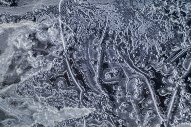 Muster in einem gefrorenen See, gesehen von einer Drohne - CAVF84807