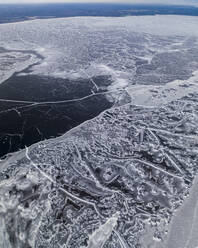 Muster in einem gefrorenen See, gesehen von einer Drohne - CAVF84811
