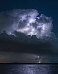 Massiver Blitzeinschlag an der Küste Floridas bei Nacht Langzeitbelichtung - CAVF84813
