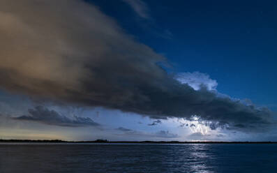 Sturmwolken und Gewitter ziehen über St. Petersburg, FL - CAVF84815