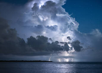 Gewitterwolken und Blitzgewitter ziehen über St. Petersburg, FL - CAVF84816