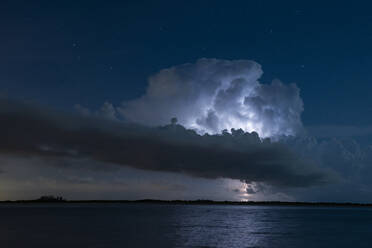 Massiver Blitzeinschlag an der Küste Floridas bei Nacht Langzeitbelichtung - CAVF84817