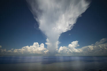 Gewitterwolken ziehen über St. Petersburg, Florida, über den Golf - CAVF84818
