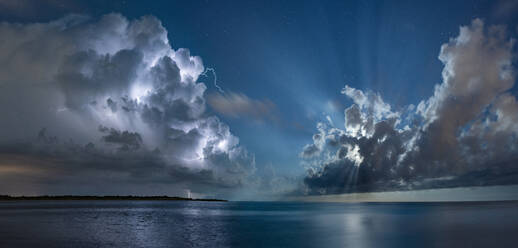 Sturmwolken und Gewitter ziehen über St. Petersburg, FL - CAVF84819