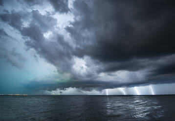 Gewitterwolken und Blitze ziehen über St. Petersburg, FL - CAVF84822