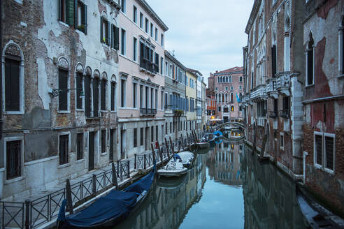 Enger Kanal in Venedig nach Sonnenuntergang - CAVF84837