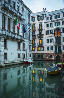 Enger Kanal in Venedig nach Sonnenuntergang - CAVF84838