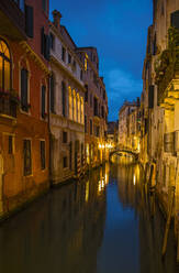 Enger Kanal in Venedig nach Sonnenuntergang - CAVF84839