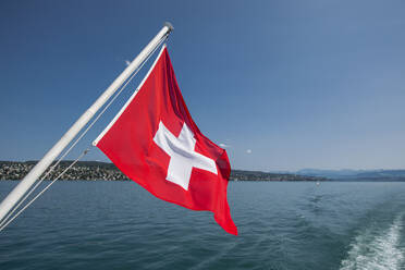 Schweizer Flagge am Heck eines Bootes auf dem Zürichsee - CAVF84842