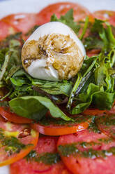 Traditioneller italienischer Caprese-Salat mit Mozzarella und Tomaten - CAVF84848