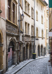 Kleine Straße im Stadtzentrum von Lyon / Frankreich - CAVF84849