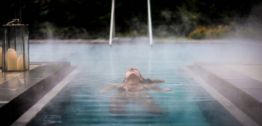 Frau schwimmt im Pool - EYF05155