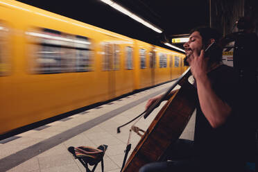 Straßenmusikant am Bahnhof - EYF05169