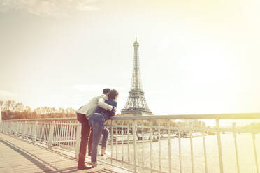 Volle Länge des Paares Blick auf den Eiffelturm - EYF05188