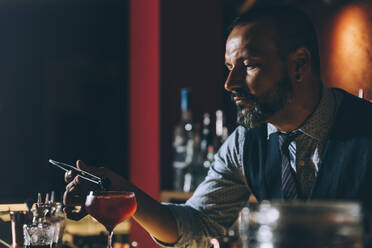 Barkeeper bei der Vorbereitung eines Cocktails in einer Bar - EYF05312