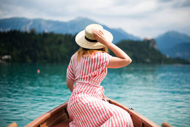 Rückansicht der Frau, die auf dem Boot im See sitzt - EYF05324