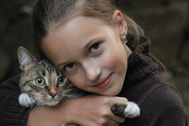 Porträt eines niedlichen Mädchens mit Katze - EYF05375