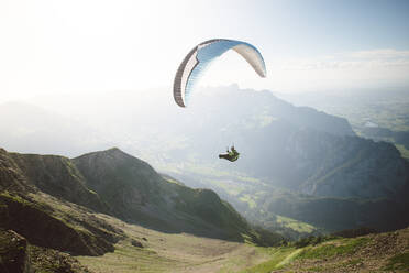 Ansicht von Mann Paragliding über Landschaft gegen Himmel - EYF05423