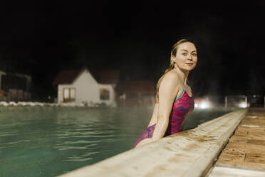 Schöne Frau schwimmen im heißen Pool gegen den Himmel in der Nacht - MRRF00081