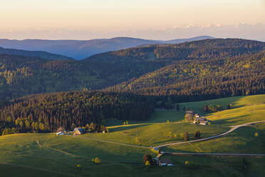 Deutschland, Baden-Württemberg, Hofsgrund, Bergdorf in der Morgendämmerung mit Wald im Hintergrund - WDF06024