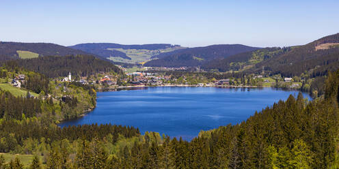 Deutschland, Baden-Württemberg, Titisee-Neustadt, Panorama des Titisees im Frühling - WDF06033