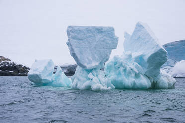 Eisberg schwimmt im Archipel der Süd-Orkney-Inseln - RUNF03508