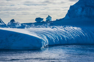 Eisberg schwimmt im Archipel der Süd-Orkney-Inseln - RUNF03513