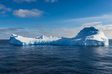 Eisberg schwimmt im Archipel der Süd-Orkney-Inseln - RUNF03514