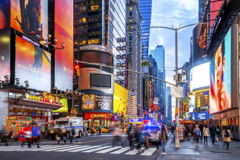 USA, New York, New York City, Fußgänger beim Überqueren der Straße am Times Square - PUF01895