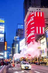 USA, New York, New York City, Rauchschwaden über Autos, die in der Abenddämmerung den Times Square passieren - PUF01896