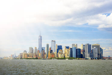 USA, New York, New York City, Sonnenlicht beleuchtet die Skyline von Manhattan - PUF01897