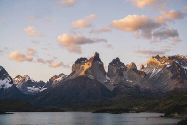 Chile, Seeufer im Torres Del Paine National Park mit Cuernos Del Paine im Hintergrund - UUF20639