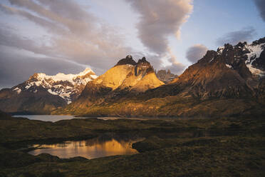 Chile, Seen am Fuße der Cordillera Paine Berggruppe in der Abenddämmerung - UUF20643