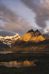 Chile, Seen am Fuße der Cordillera Paine Berggruppe in der Abenddämmerung - UUF20644